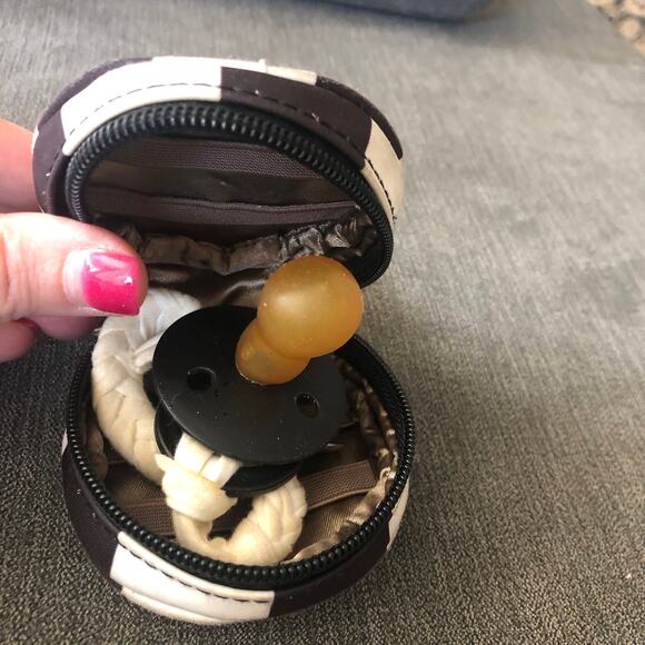 Jujube pacifier holder First Lady Print black and white with star - Picture 3 of 5